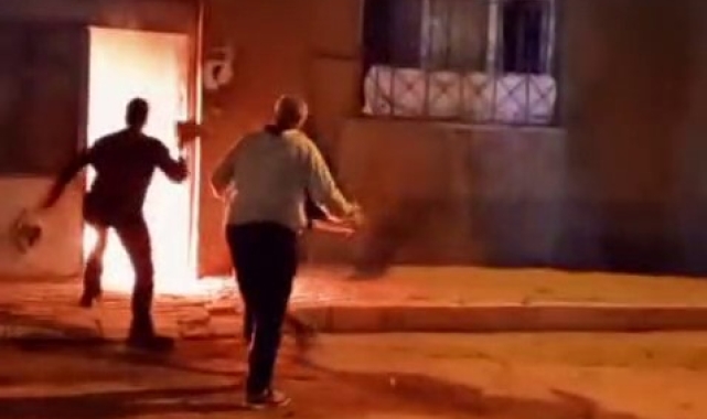 Mahalle sakinleri binada çıkan yangını kum ve taş ile söndürmeye çalıştı