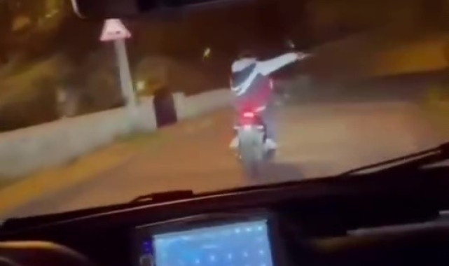 Maltepe'de motosikletli 2 genç silahla etrafa ateş açtı