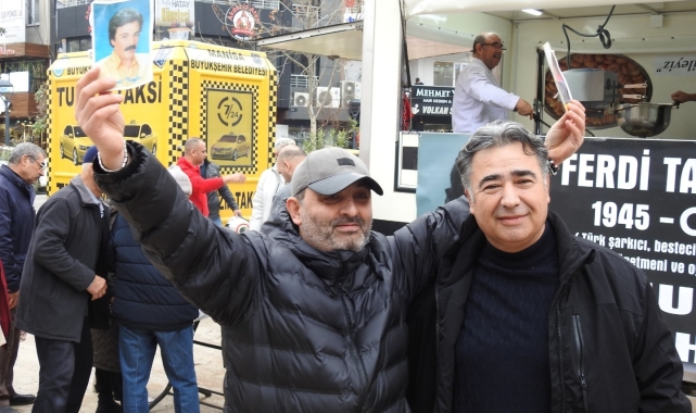 Manisa'da Ferdi Tayfur hayranlarından lokma hayrı