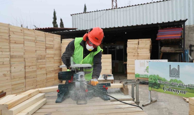 Mardin&#039;de çevre dostu ahşap saksı üretiliyor