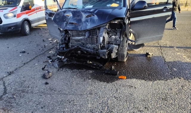 Mardin'de kamyonet ile otomobil çarpıştı: 2 yaralı