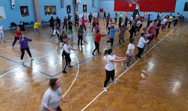 Menemenli kadınlar ücretsiz zumba kursunda buluşuyor