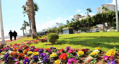 Mersin'de kentin dört bir yanı rengarenk çiçeklerle donatılıyor