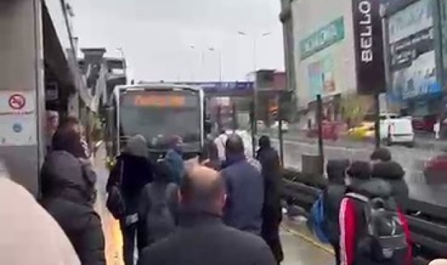 Metrobüsler durağı pas geçince vatandaşlar çileden çıktı