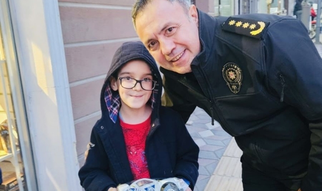 Minik çocuğa anlamlı hediye