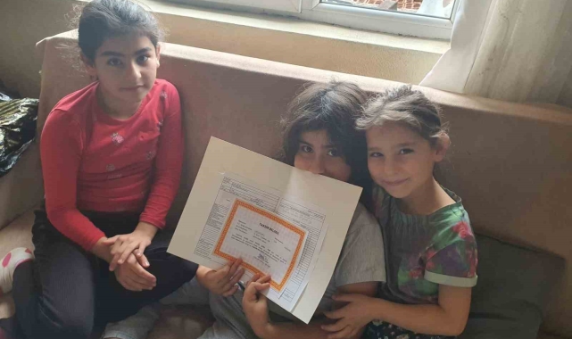 Minik Eylül karnesini evinde aldı