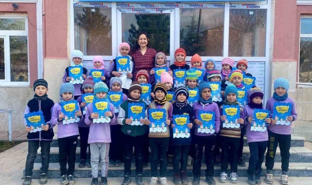 Minik öğrenciler ilk kez karne almanın sevincini yaşadı