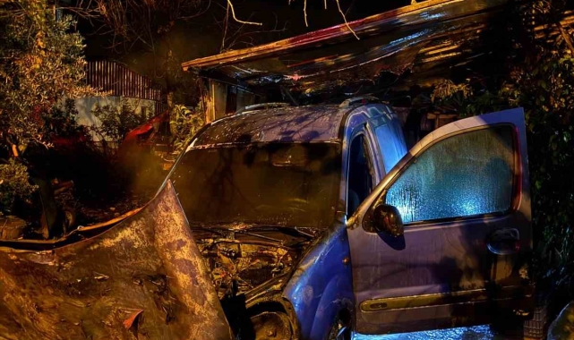 Motor bölümünde yangın çıkan otomobil kullanılamaz hale geldi