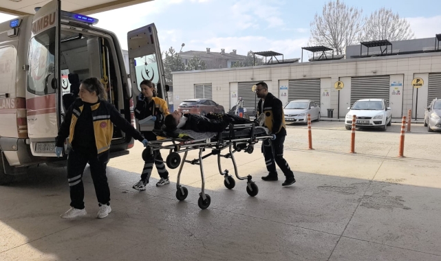 Motosiklet ile otomobil kafa kafaya çarpıştı