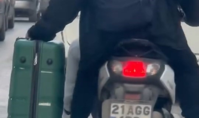 Motosiklet ile valiz taşıma yönetimi görenleri şaşırttı
