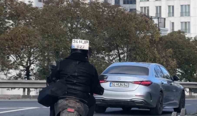 Motosikletin plakasını kaskına taktı, o şekilde trafiğe çıktı