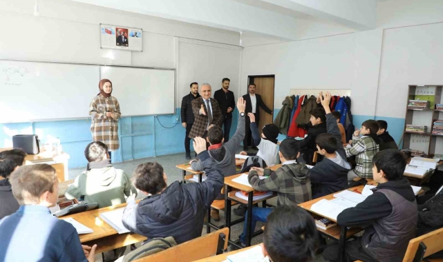 Müdür Gür, öğretmen ve öğrenciler ile bir araya geldi
