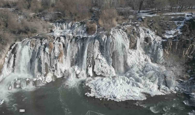Muradiye Şelalesi kısmen buz tuttu