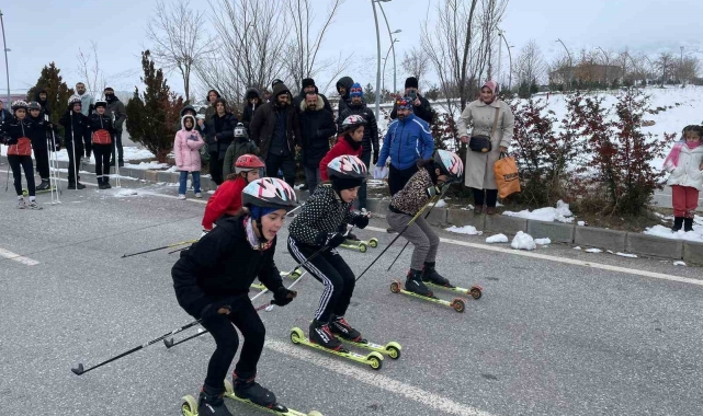 Muş'ta kayaklı koşu yarışması asfalt yolda yapıldı