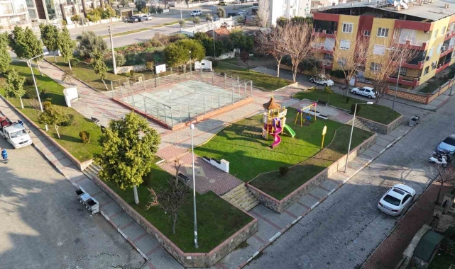 Nazilli Belediyesi'nden parklarda bakım ve ağaç dikim çalışması