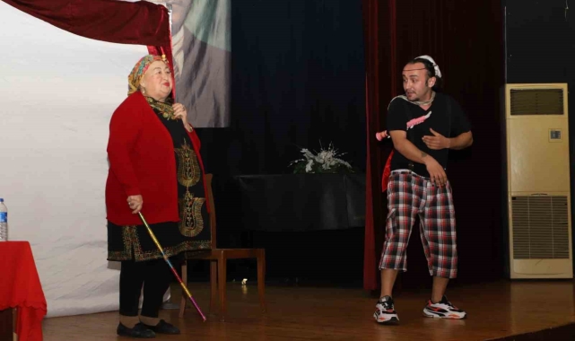 Nazilli'de çocuklar tiyatro gösterisiyle eğlendi
