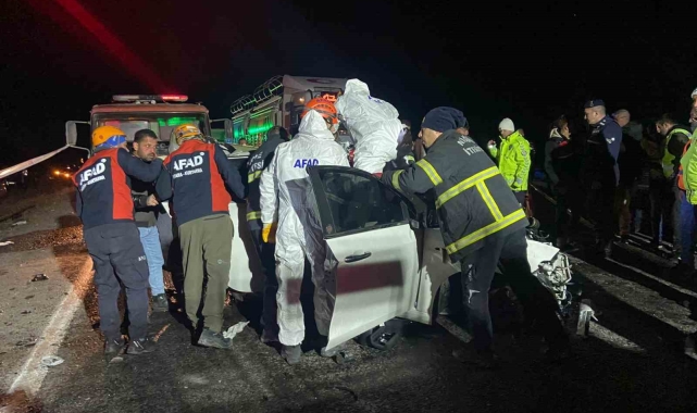 Niğde'de feci kaza: 2 ölü, 1 ağır yaralı