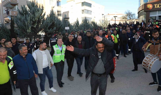 Nizip Belediyesi işçileri, zamlı maaşlarını halaylarla kutladı