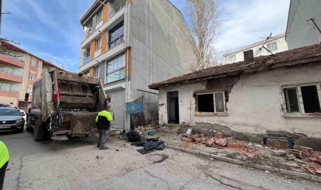 O çöp ev yine temizleniyor