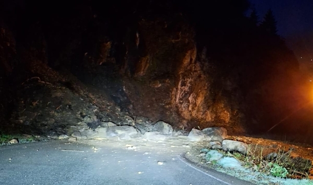 Of'ta heyelan nedeniyle mahalle yolu ulaşıma kapandı