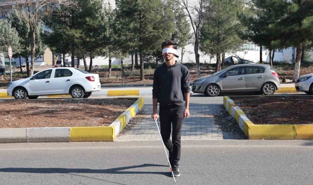 Öğrenciler gözleri kapalı yürüdü, 'sarı bant' ve 'kılavuz yollar'ın önemini anladı