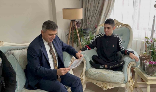 Öğrencilere hastanede ve evinde karne heyecanı yaşattılar