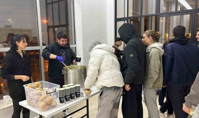 Öğrencilere sınav döneminde çorba ikramı devam ediyor