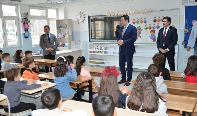 Öğrencilerin ilk karne heyecanı