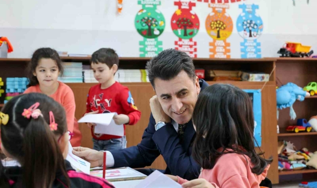 Öğrencilerle bir araya gelerek, yeni yılları kutladı