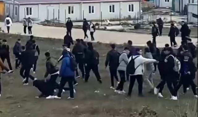 Okul önü savaş alanına döndü: Liseliler yumruk yumruğa kavga etti