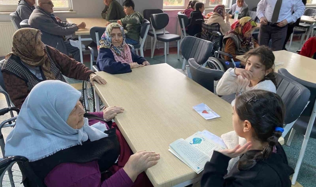 Ortaokul öğrencilerinden huzurevine ziyaret
