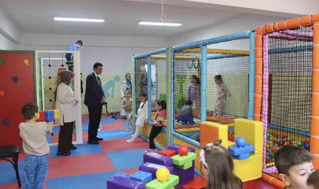 Osmaneli Kaymakamı Kılıç minik öğrencilerin oyun arkadaşı oldu