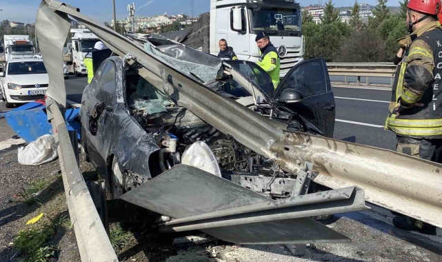 Otomobil bariyerlere girdi: 1'i ağır 4 yaralı