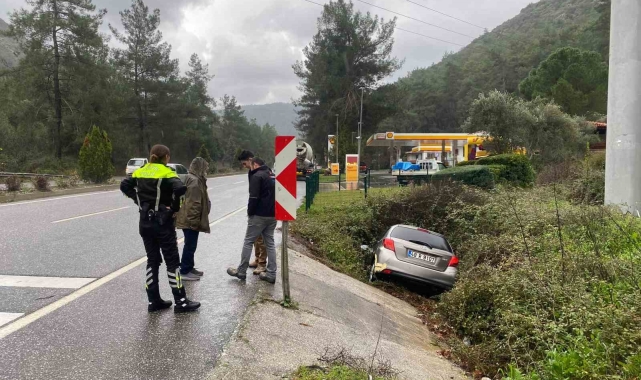 Otomobil kanala uçtu: 1 yaralı