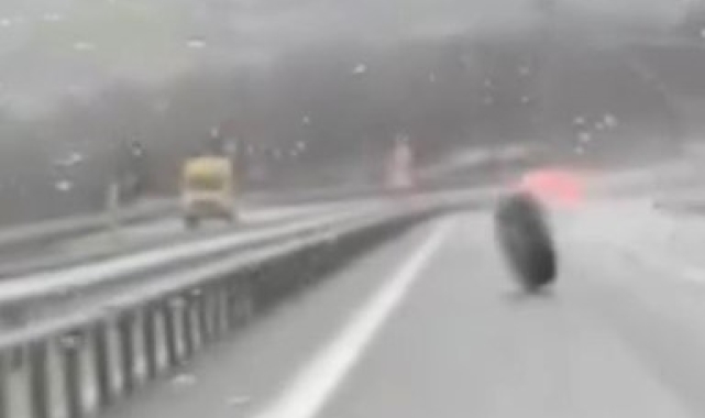 Otoyolda hafriyat kamyonundan fırlayan lastik böyle ilerledi