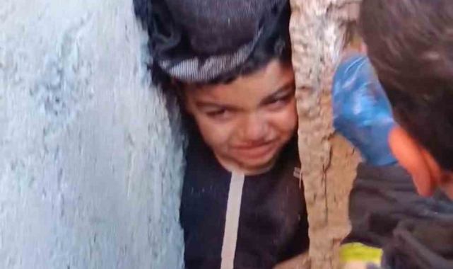 Oyun oynarken kafası iki duvar arasına sıkışan çocuğu itfaiye kurtardı