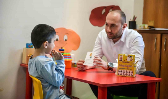 Oyun terapisi ile kekemeliğinden kurtuldu