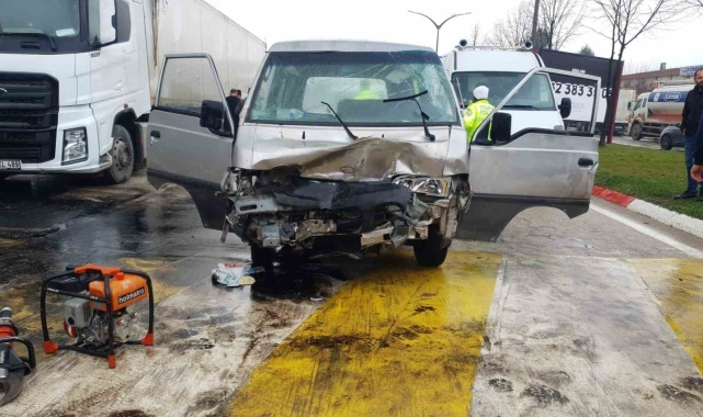 Park halindeki tıra çarpan minibüsteki 3 kişi yaralandı