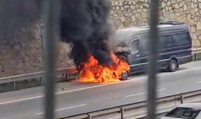 Pendik&#039;te servis minibüsü alev alev yandı
