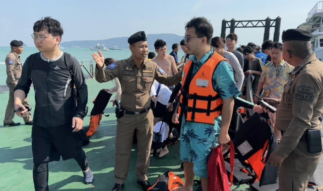 Phuket Adası açıklarında turist teknesi alabora oldu