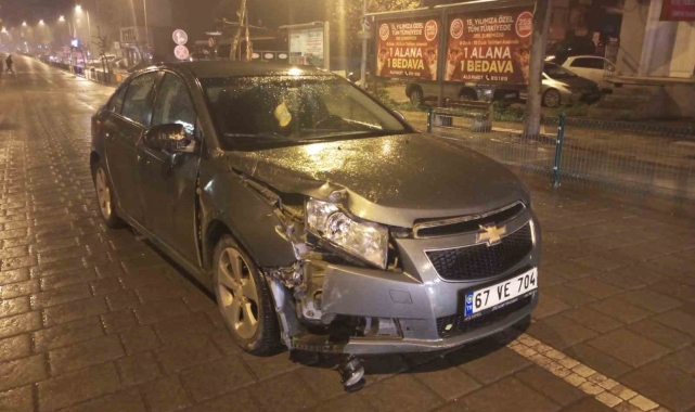 Polis alkollü sürücüyü aracın üzerine atlayarak durdurdu