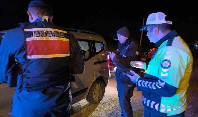 Polis ve jandarma denetimlerini günün ilk ışıklarına kadar sürdürdü