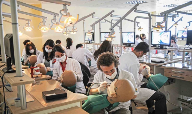 Rektör Hacımüftüoğlu: Diş hekimliği eğitimine yeni bir perspektif getiriyoruz