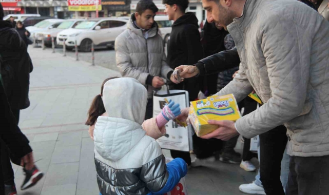 Sabah erkenden sokağa çıkan çocuklar "Şivlilik" diyerek hediyeleri topladı