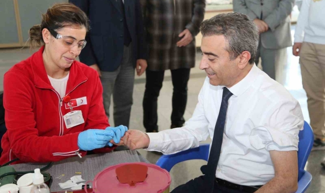 Sağlık İl Müdürü Bedir'den kan bağışı konusunda örnek davranış