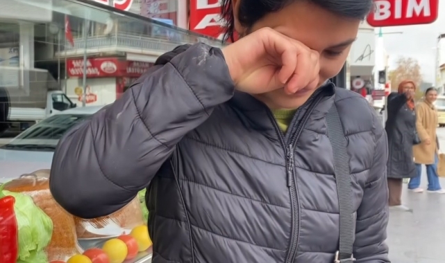 Sahiplendiği yavru köpeğin fazla yaşamayacağını duyunca gözyaşlarına boğuldu