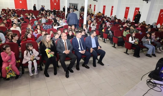 Saimbeyli Belediye Başkanı Mahmut Dal'dan çocuklara karne hediyesi