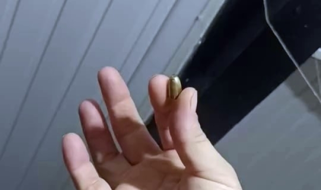 Sakarya&#039;da çatıyı delen yorgun mermi evin balkonuna düştü