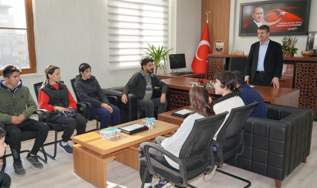 Şampiyonlar madalya sevincini Başkan Tutdere ile paylaştı