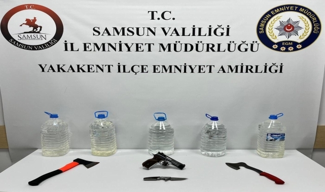 Samsun'da bir araçta 25 litre sahte içki ele geçirildi